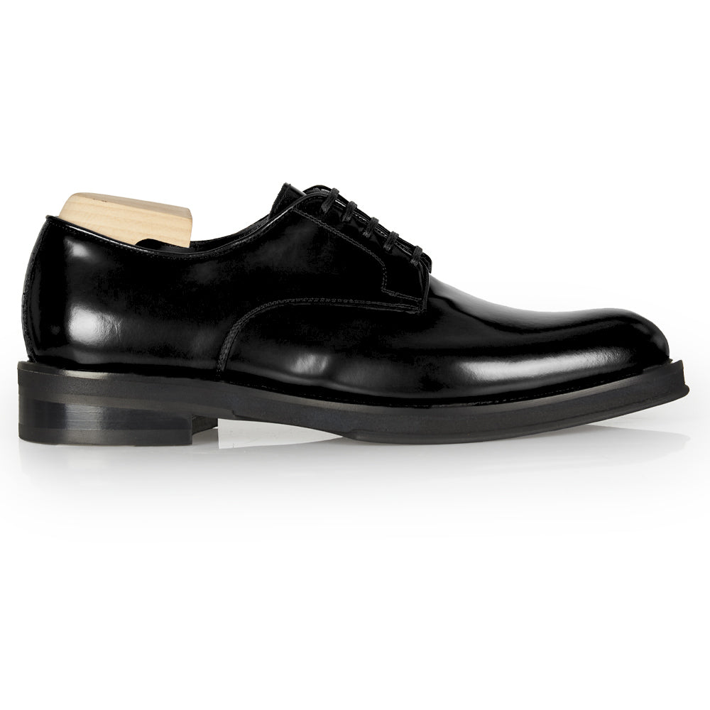 Stringate in pelle nera abrasivata