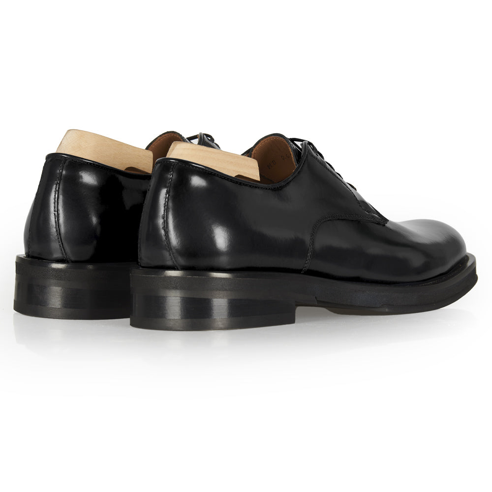 Stringate in pelle nera abrasivata