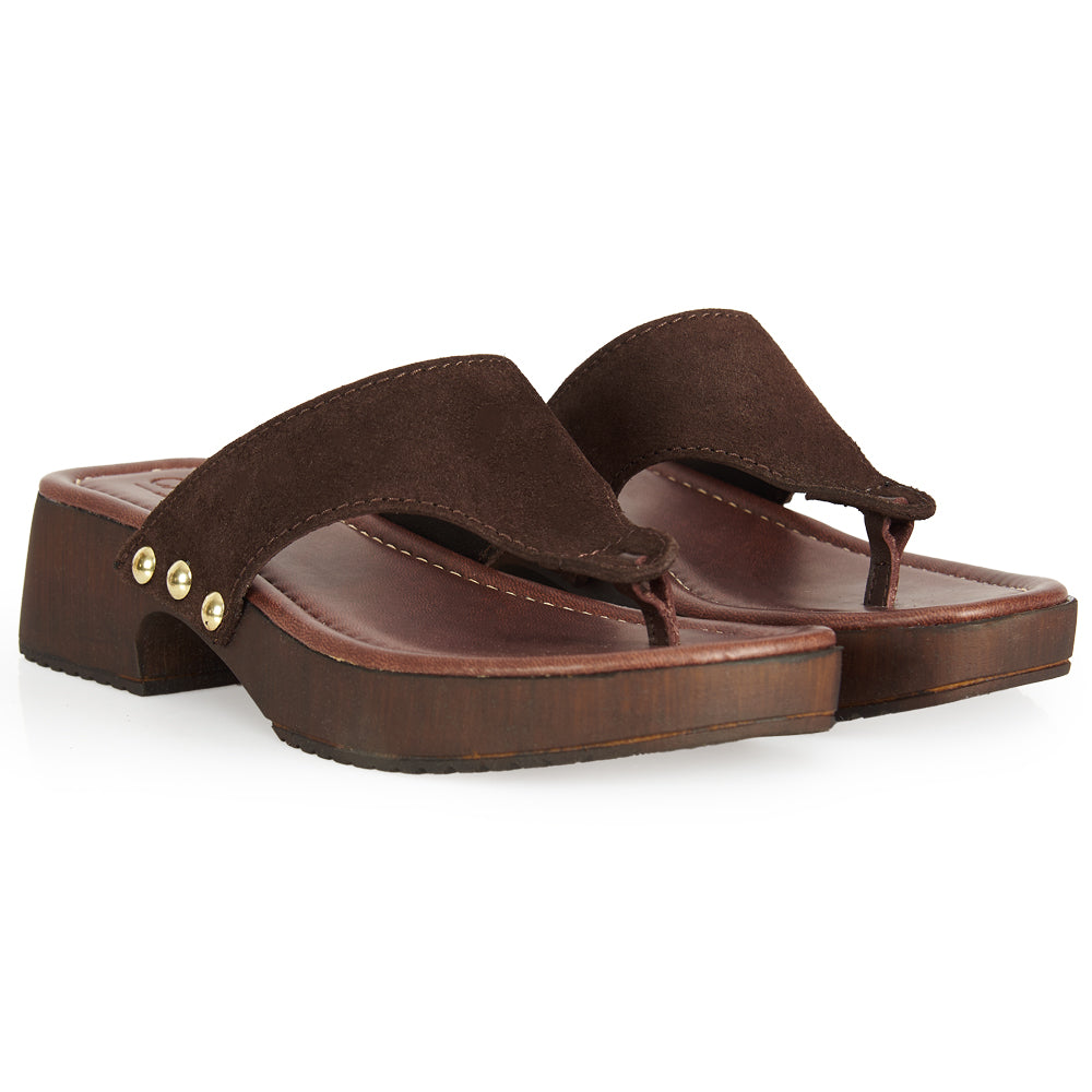 Tongs compensées en daim marron foncé