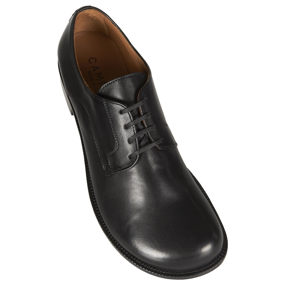 Derby in pelle nera con suola rotonda