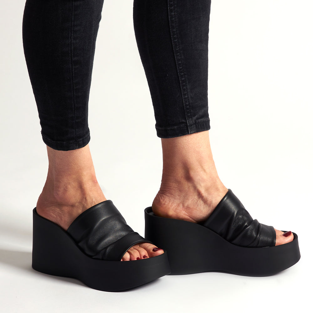Sandali con zeppa fascia nera