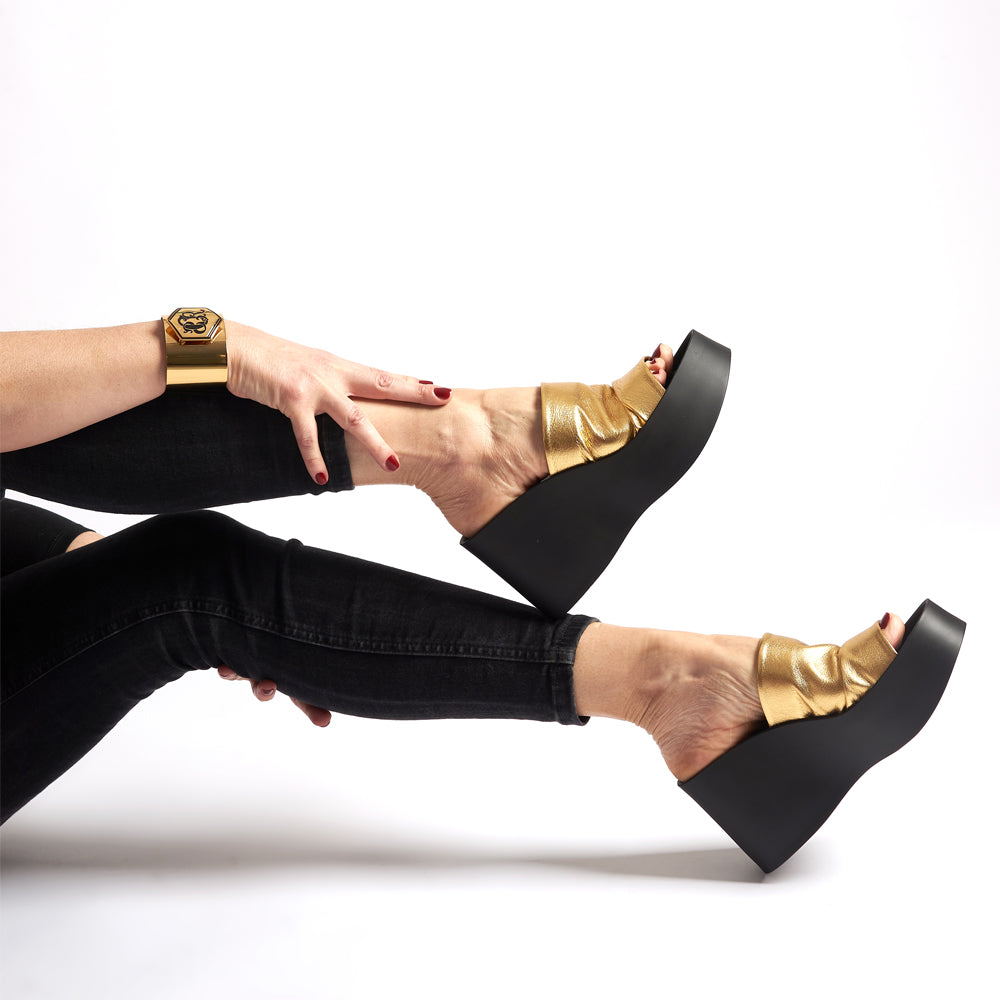 Sandali con zeppa fascia oro