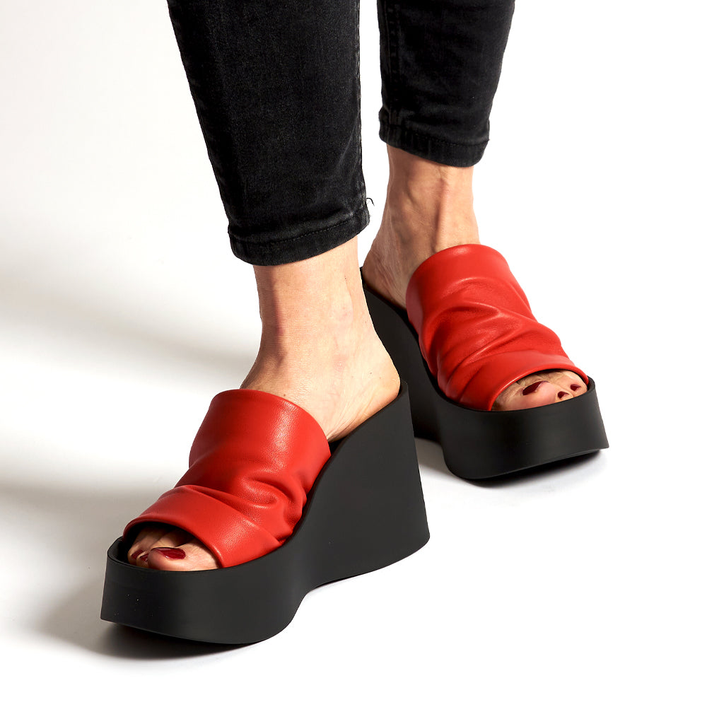 Sandali con zeppa fascia rossa
