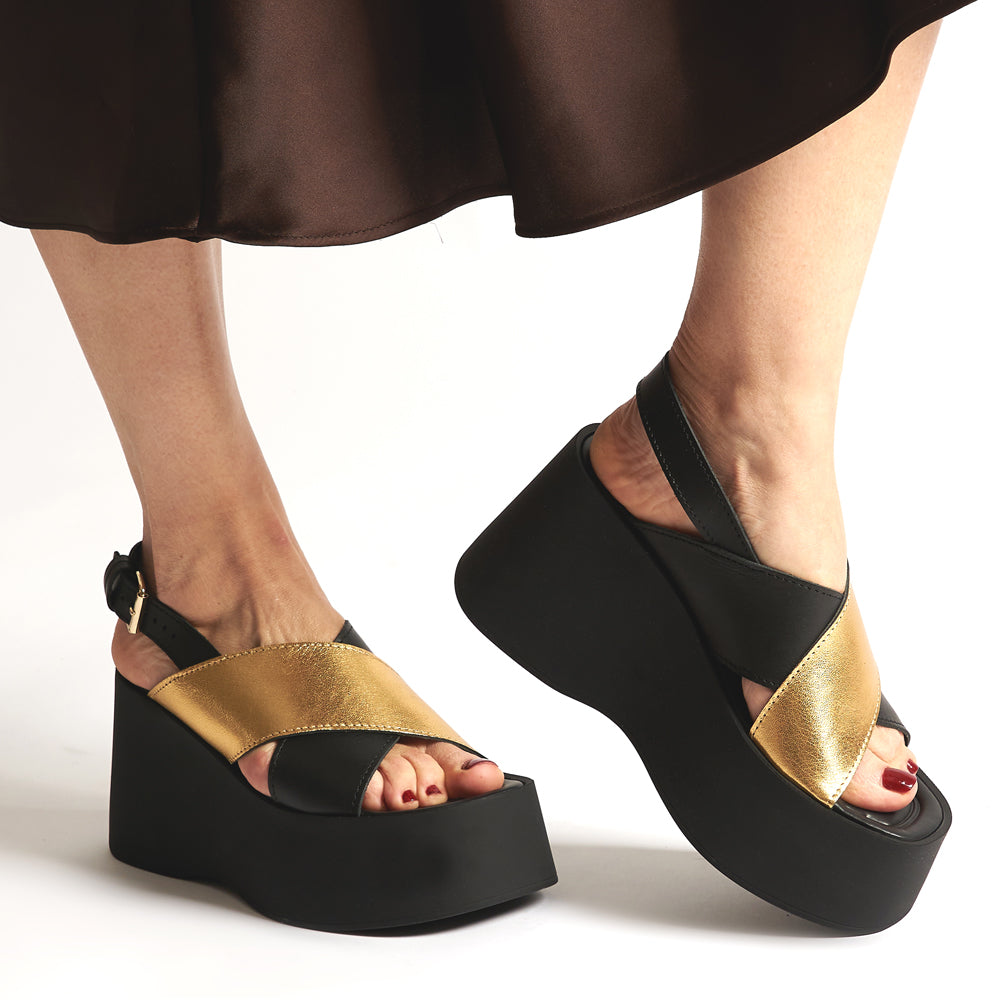 Sandali con zeppa nero e oro