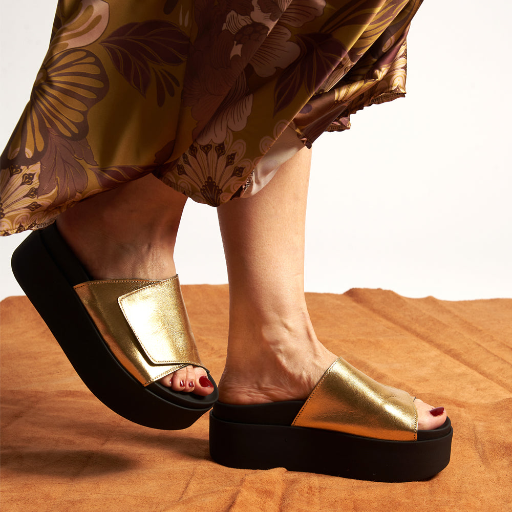 Sandali con zeppa fascia oro