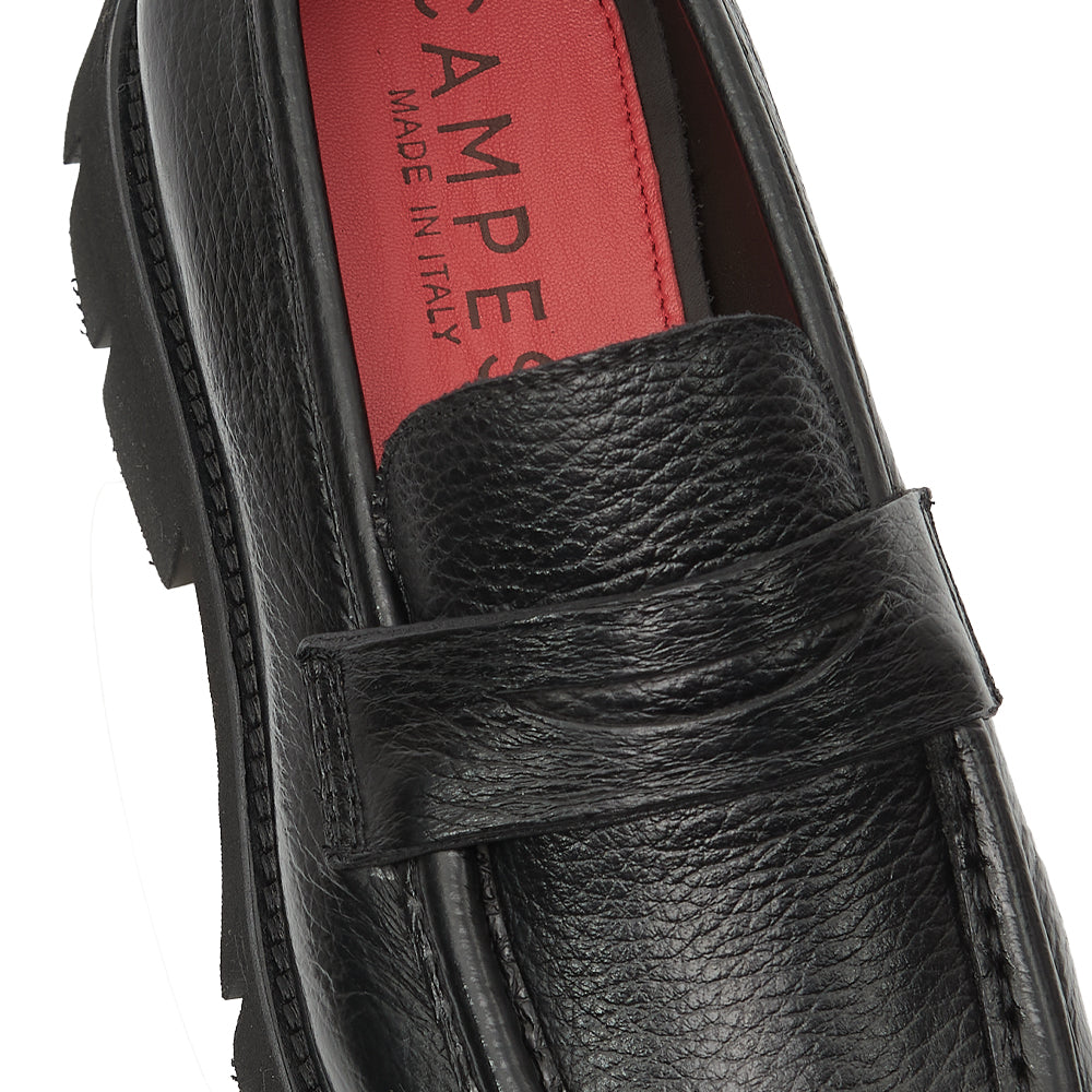 Mocassino Penny Loafer in Pelle Martellata Nera con Suola Chunky Lug