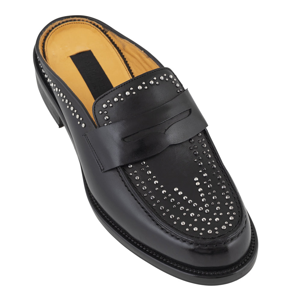 Mocassino slingback nero con borchie