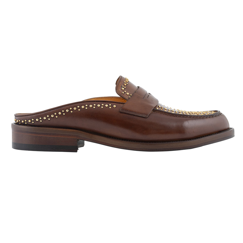 Mocassino slingback marrone con borchie