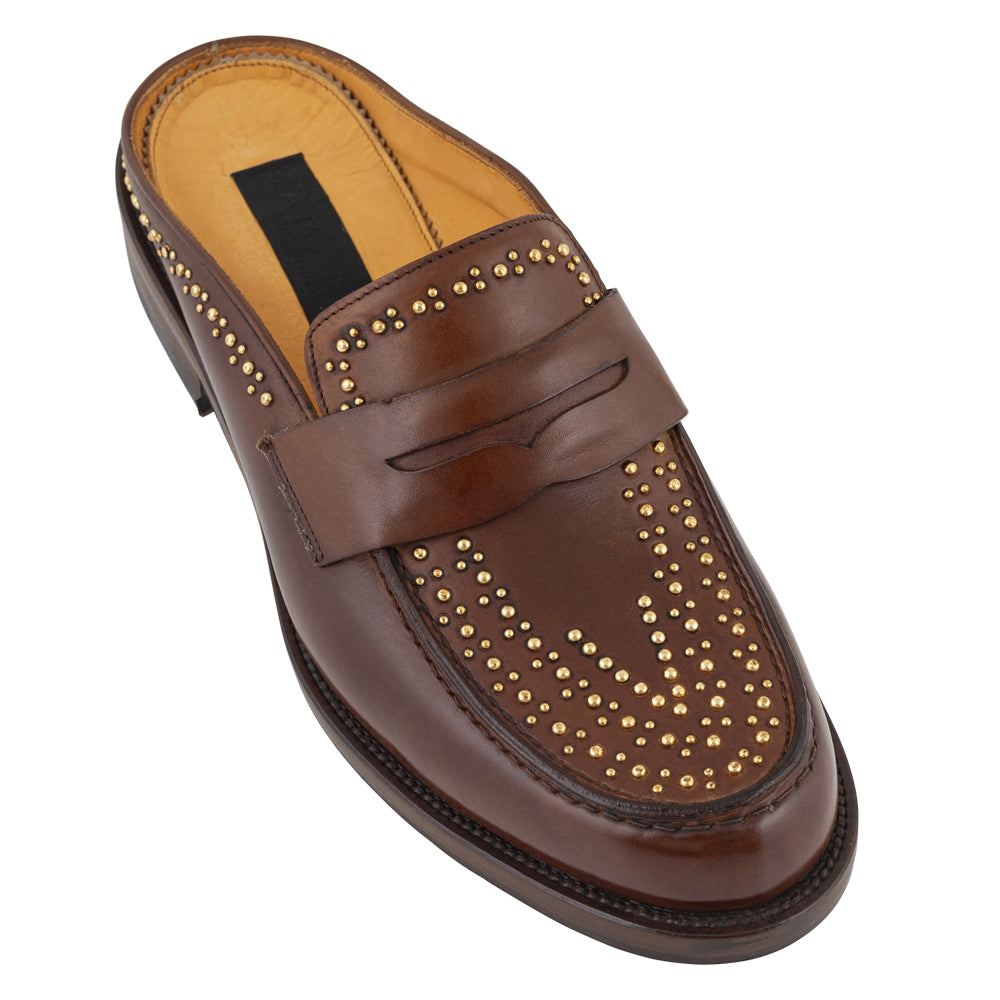 Mocassino slingback marrone con borchie