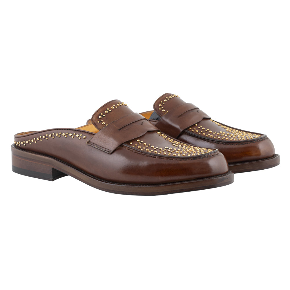 Mocassino slingback marrone con borchie