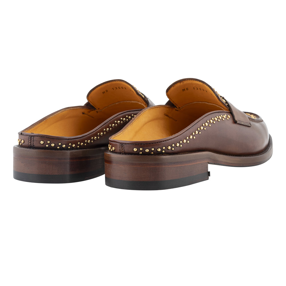 Mocassino slingback marrone con borchie