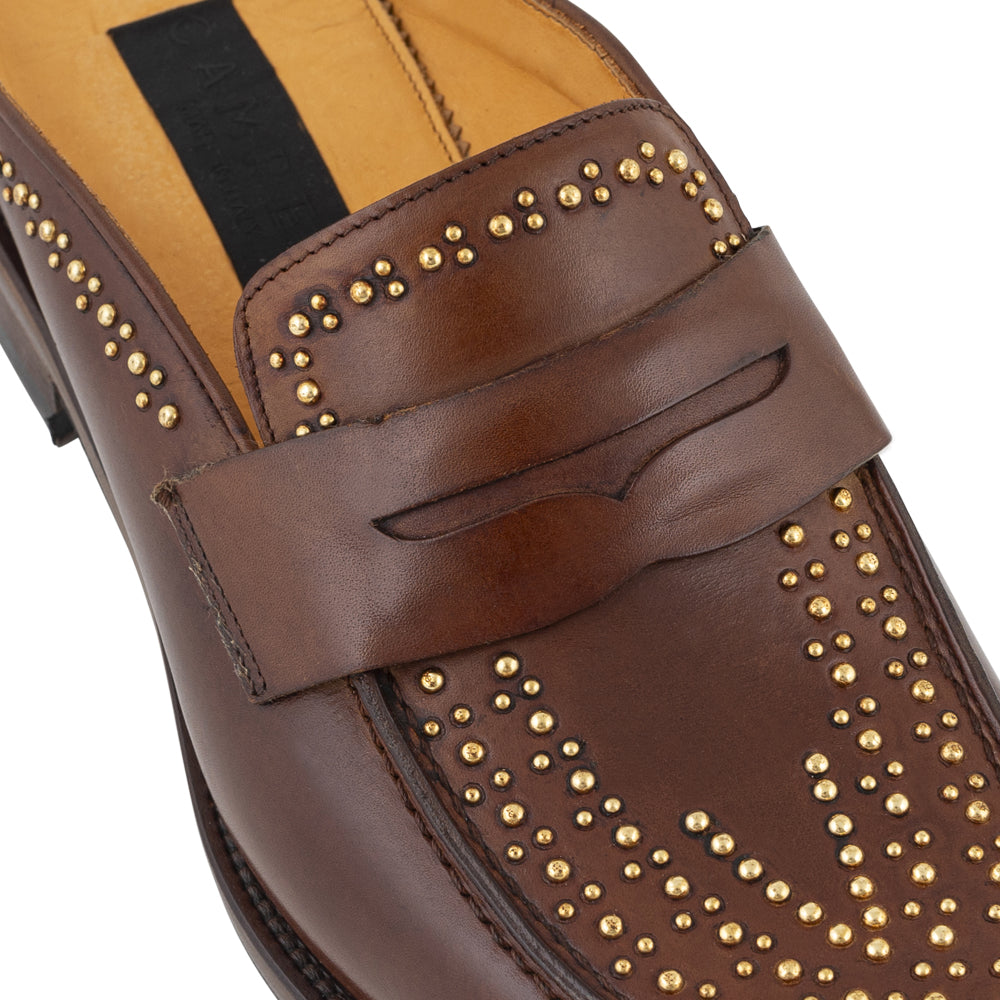 Mocassino slingback marrone con borchie
