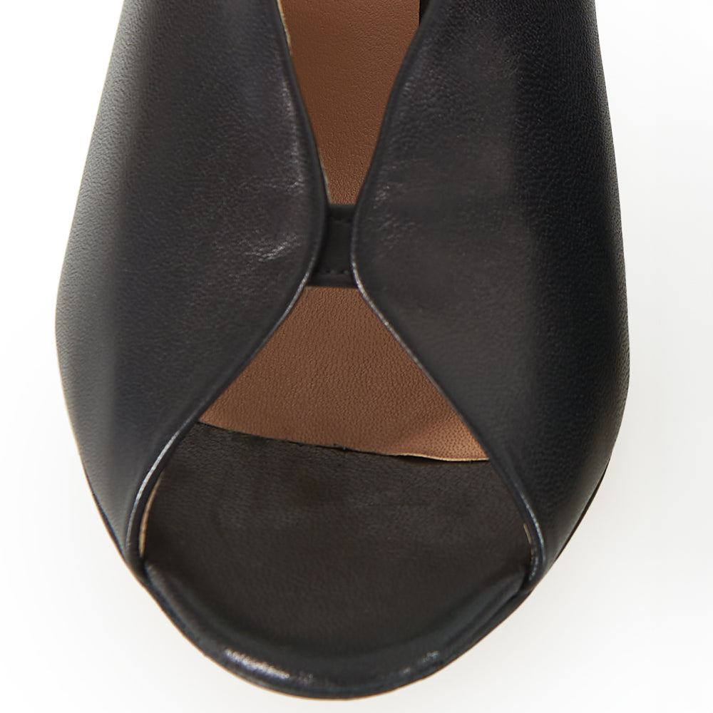 Décolleté elegante fasciato in pelle nera