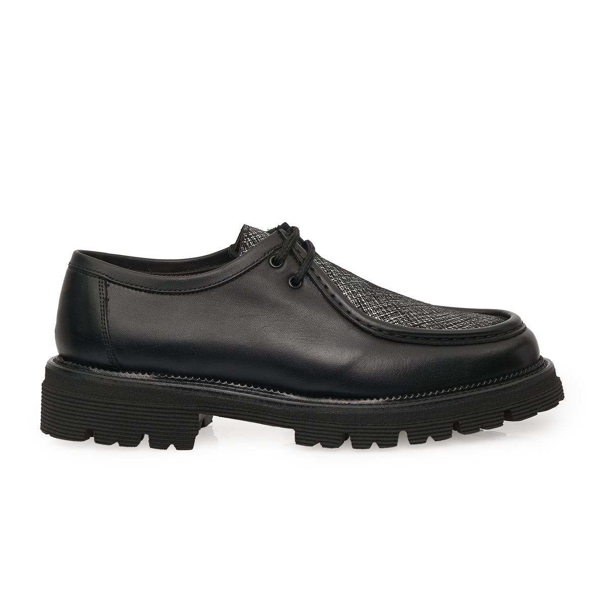 Scarpa stringata tirolese in pelle nera, camoscio argento e Suola Lug
