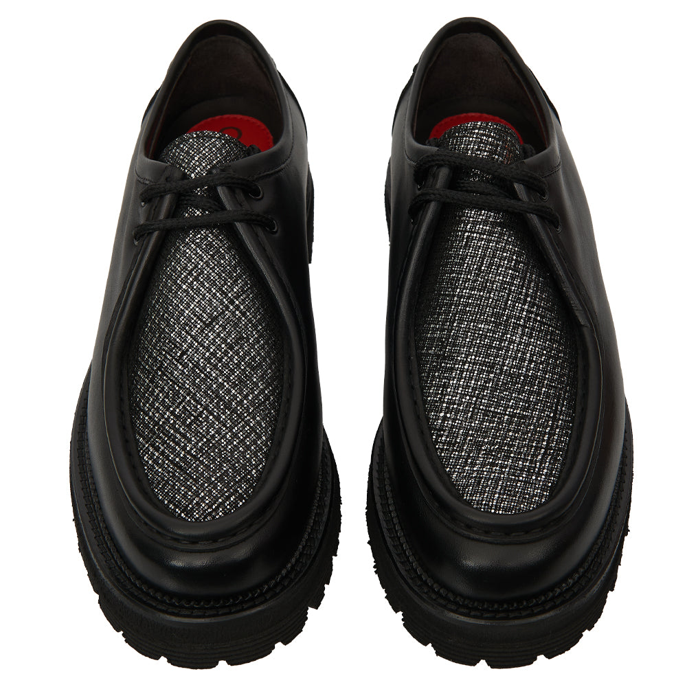 Scarpa stringata tirolese in pelle nera, camoscio argento e Suola Lug