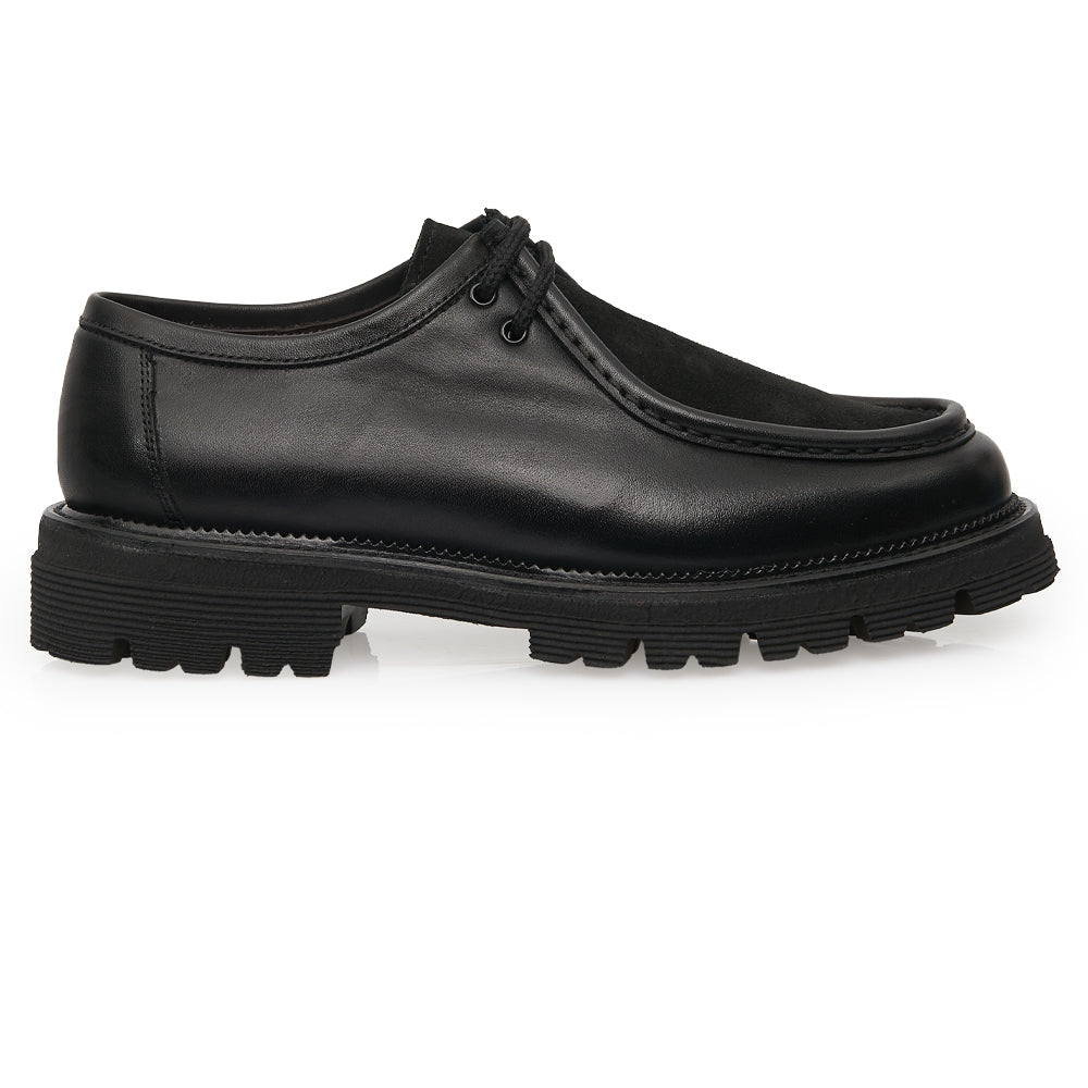 Scarpa Stringata Tirolese in Pelle Nera con Vaschetta in Camoscio e Suola Lug