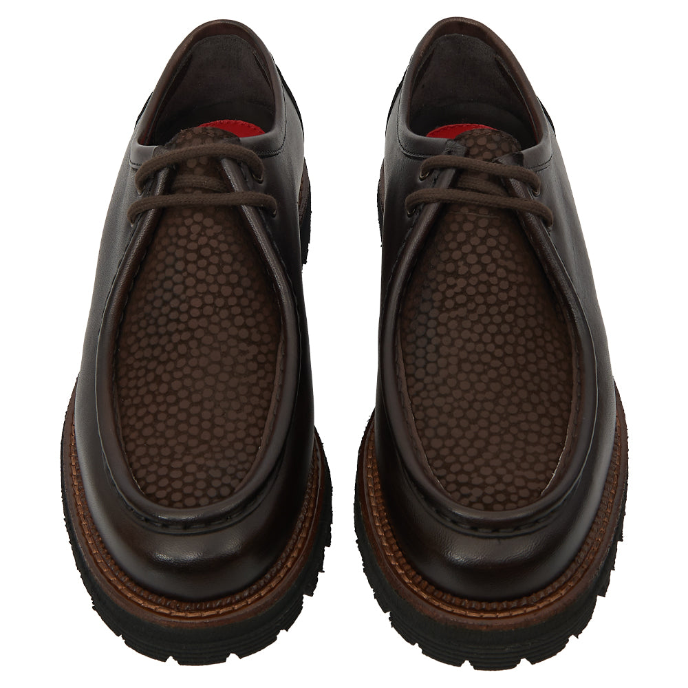 Scarpa Stringata Tirolese in Pelle Testa di Moro con Vaschetta Texture a Micro-Pois e Suola Lug