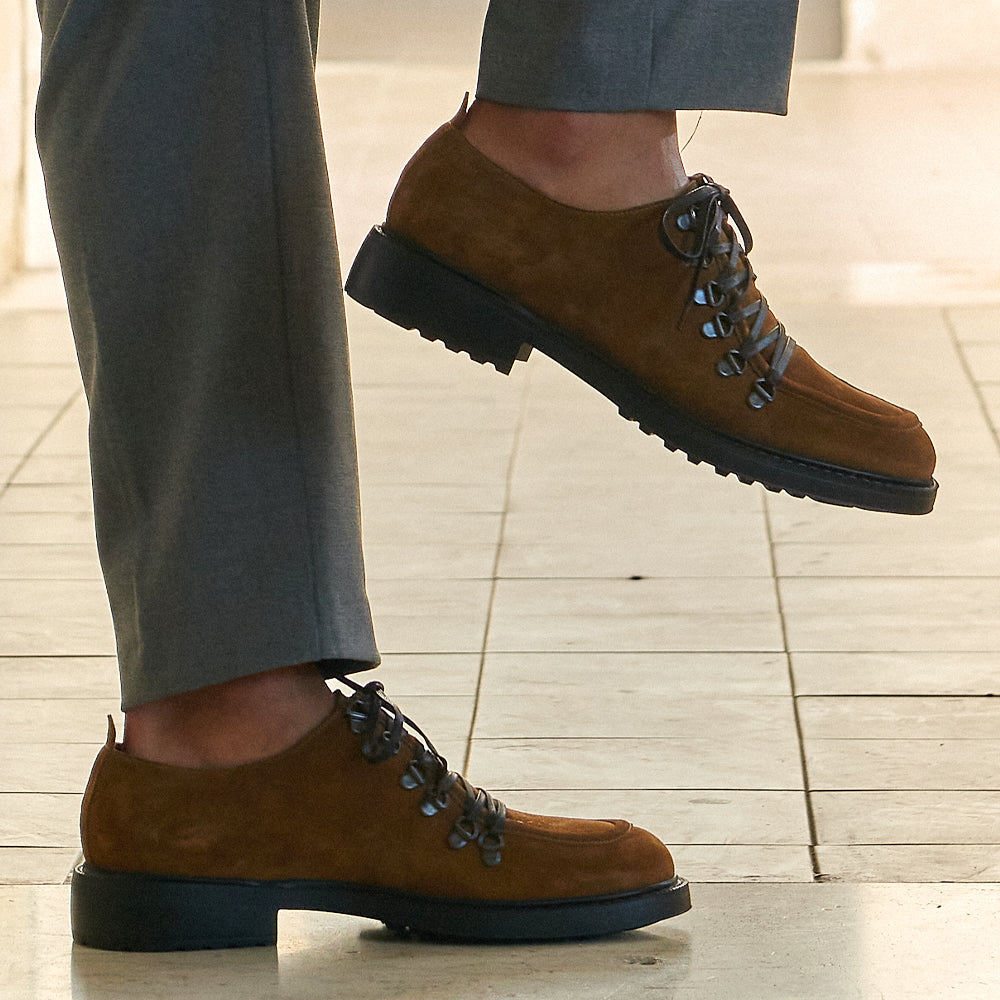 Scarpa Stringata Sportiva in Camoscio Cuoio con Suola Roccia