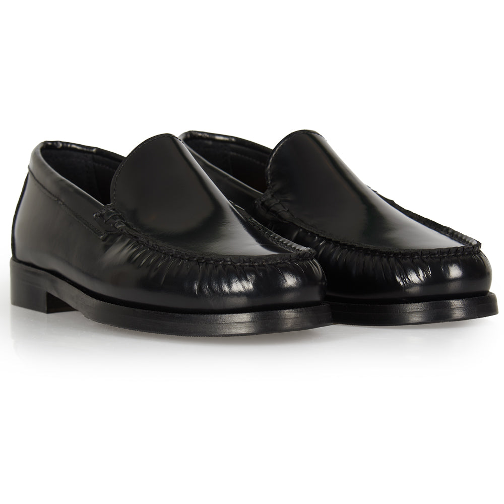 Mocassino classico nero con cucitura a mano