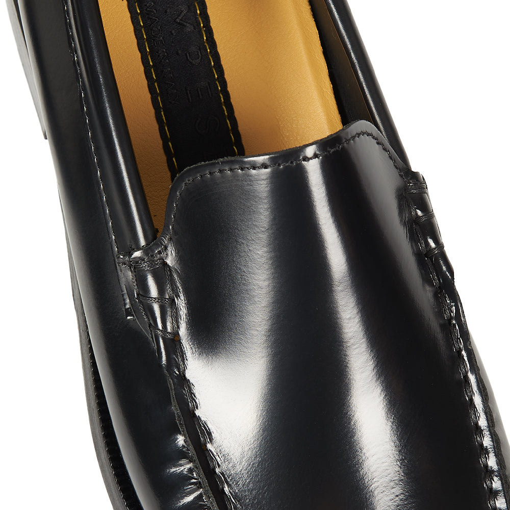 Mocassino classico nero con cucitura a mano