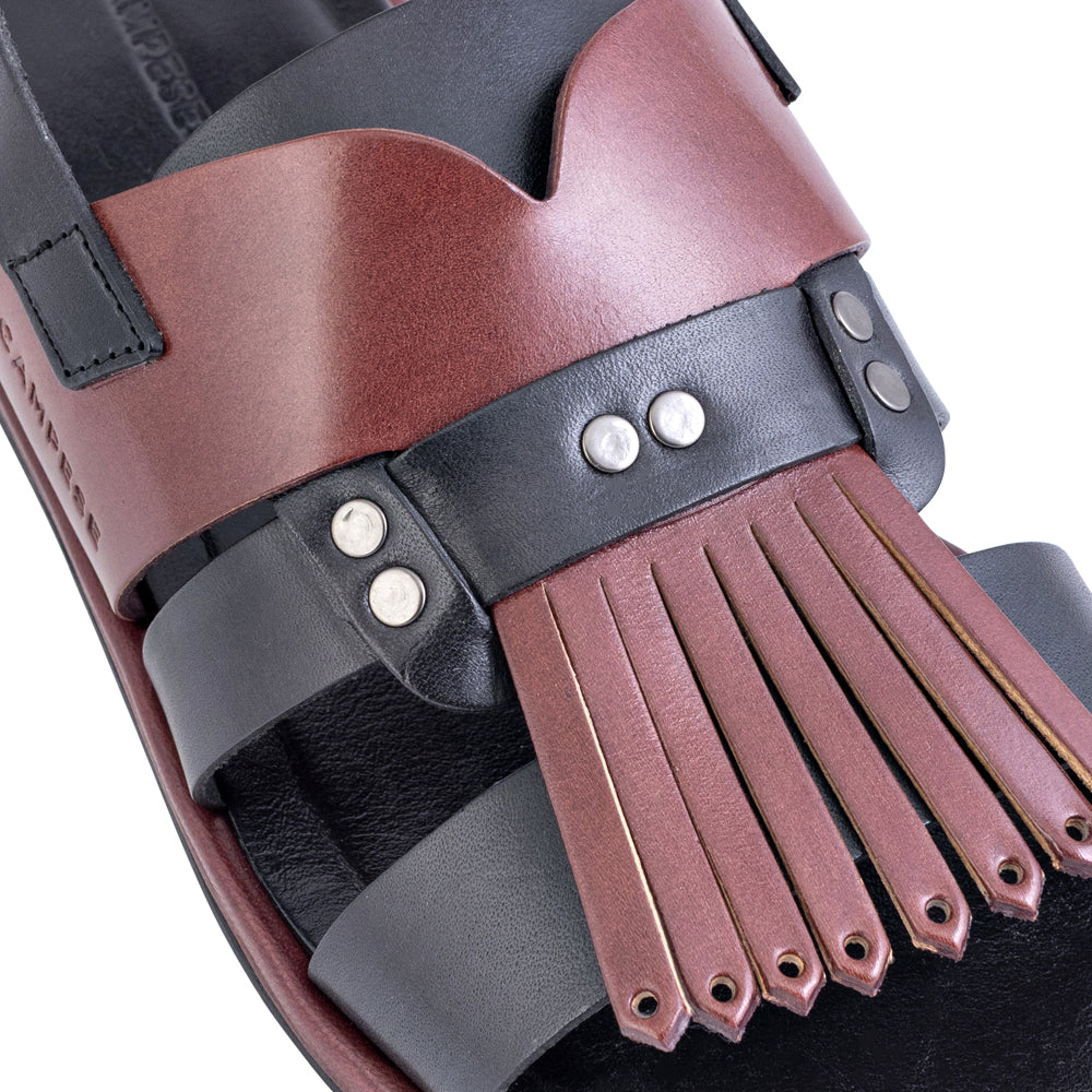 Sandalo con frangia in pelle nera e bordeaux