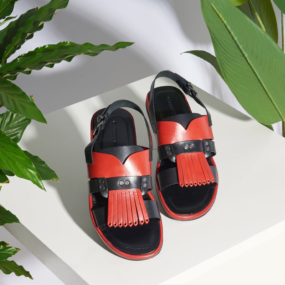 Sandalo con frangia in pelle nero e rosso