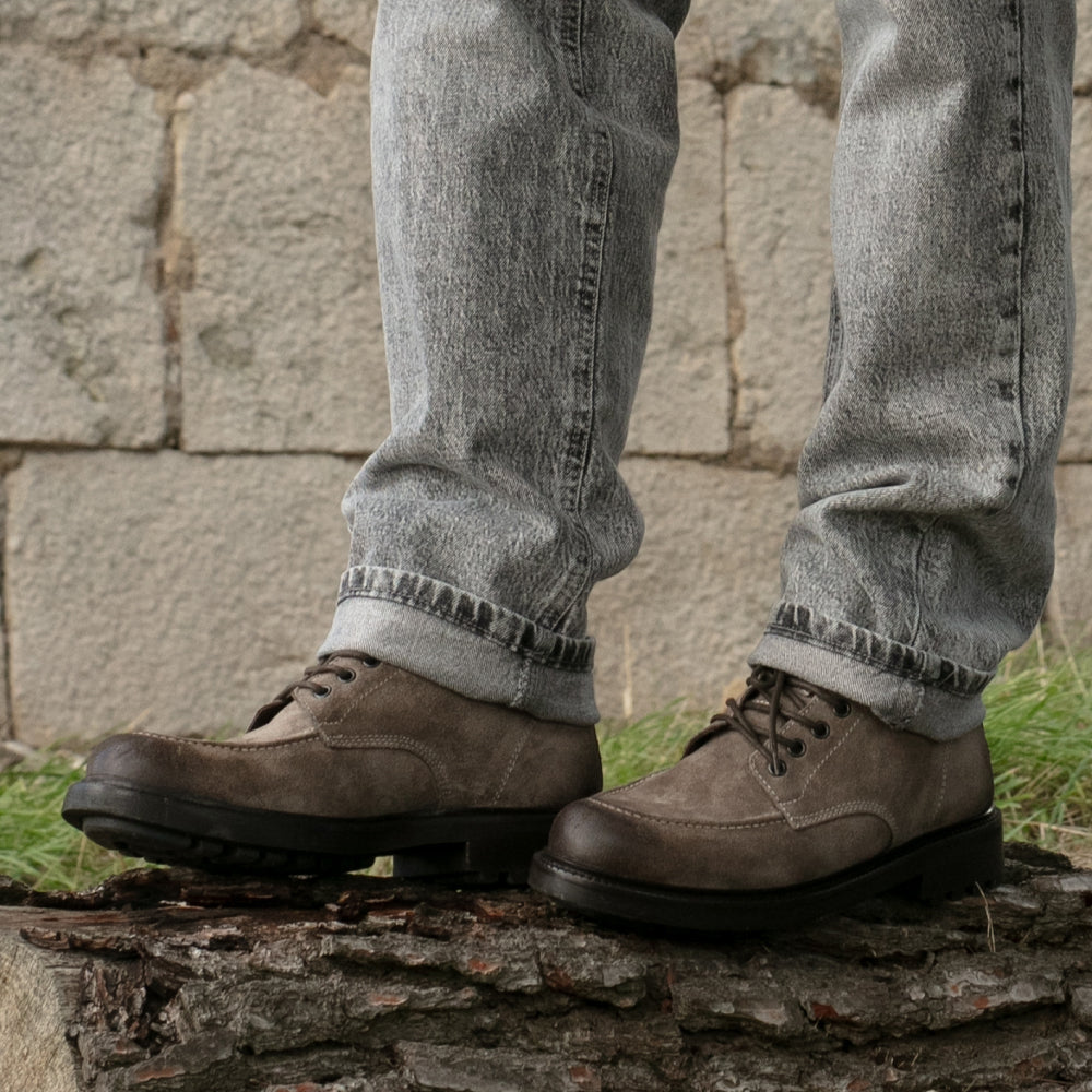Stivaletto stringato in camoscio taupe