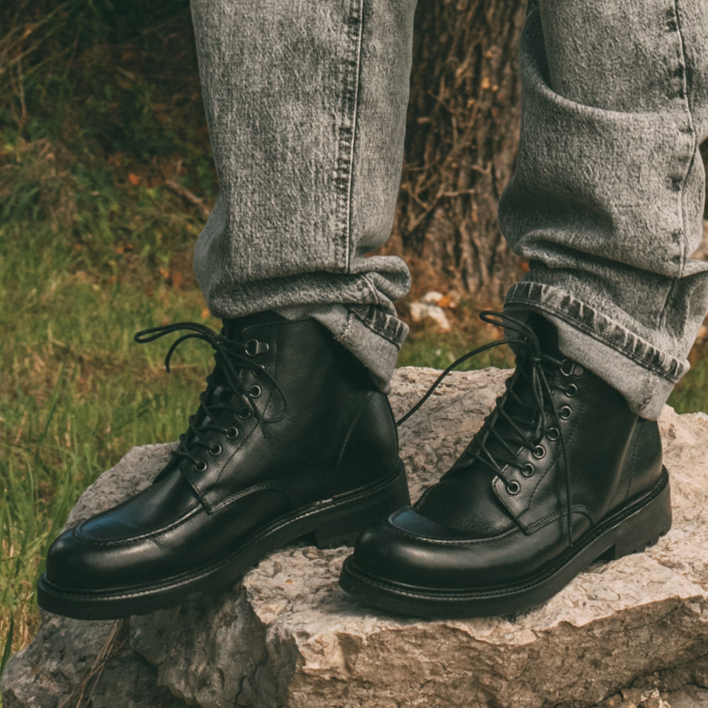 Stivaletto stringato in pelle nera