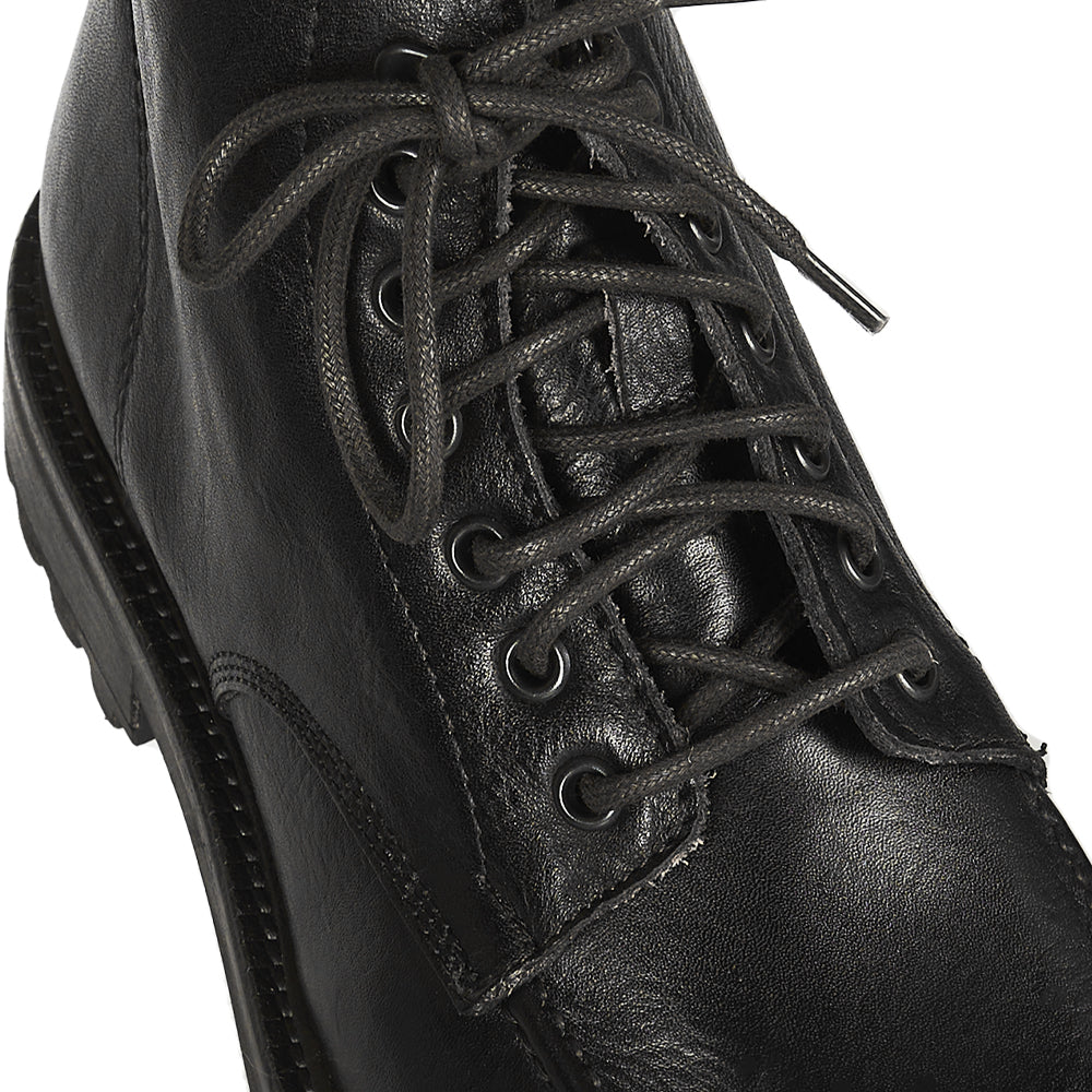 Stivaletto stringato in pelle nera
