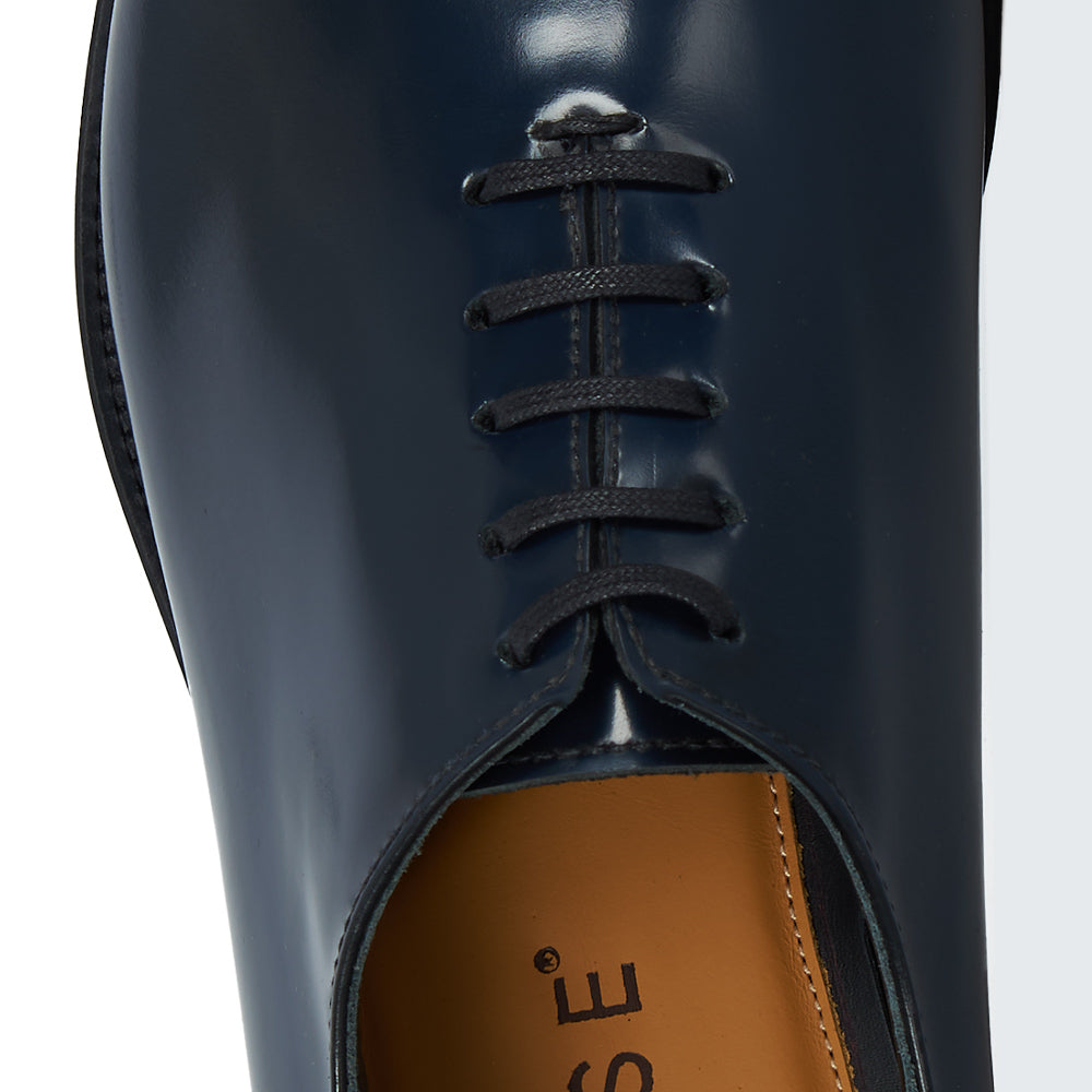Stringata in pelle abrasivata blu