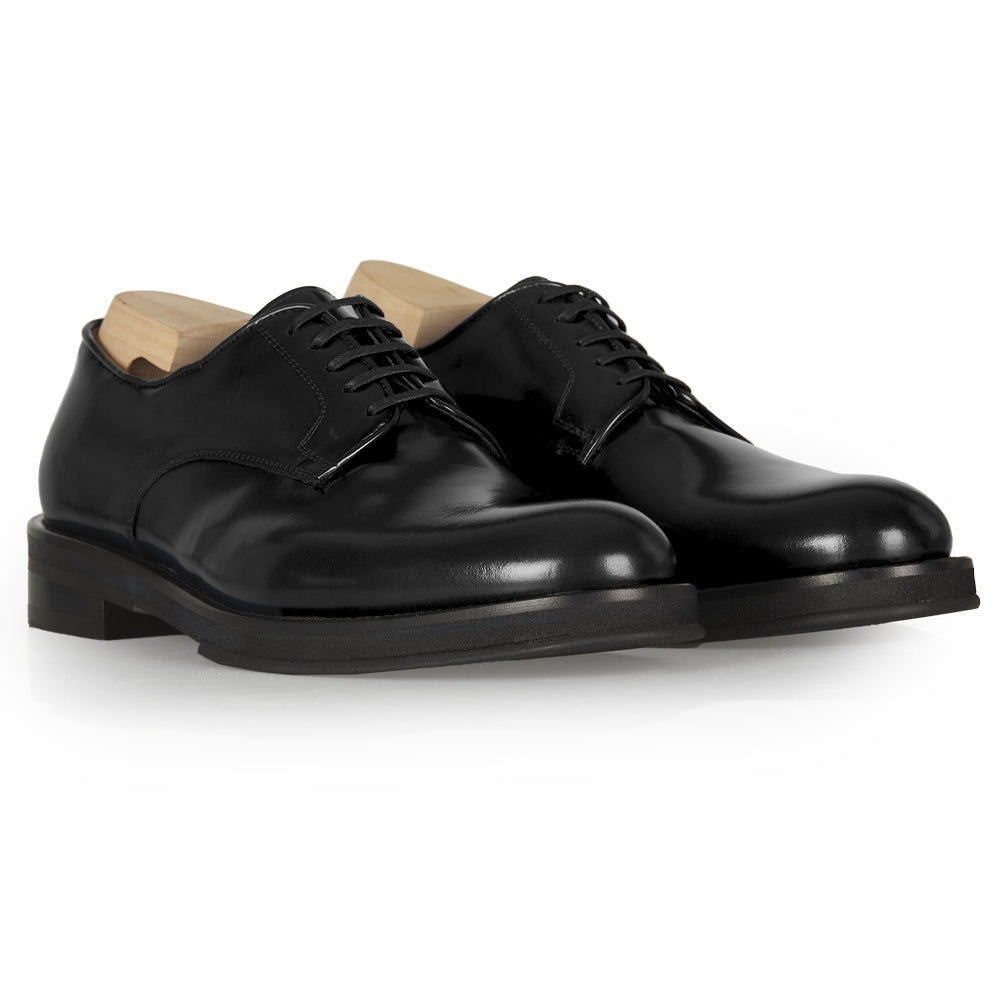 Stringate in pelle nera abrasivata