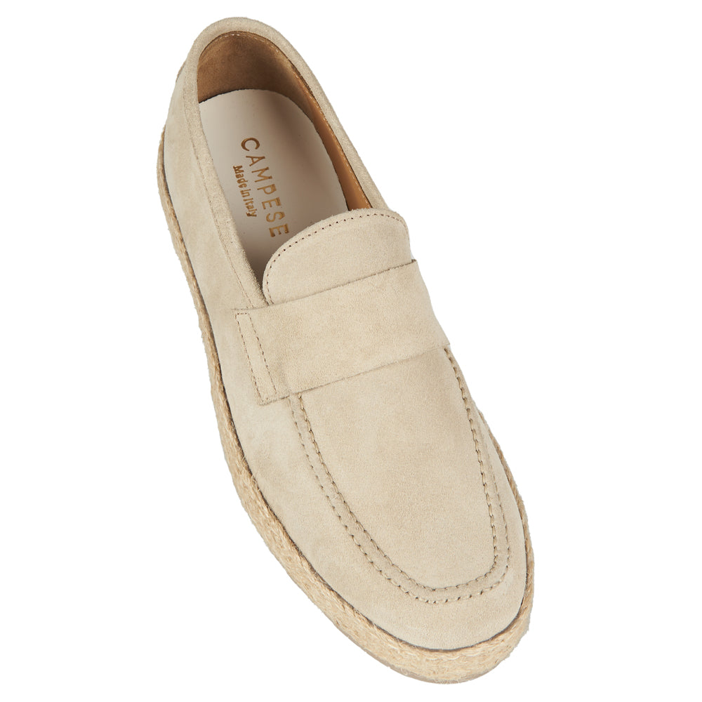 Mocassin en daim taupe avec semelle en corde caoutchoutée