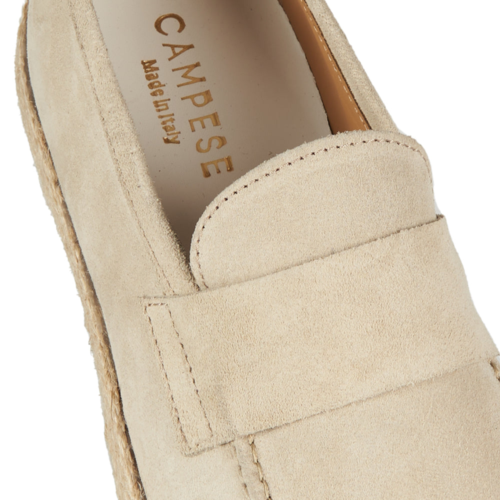 Mocassin en daim taupe avec semelle en corde caoutchoutée