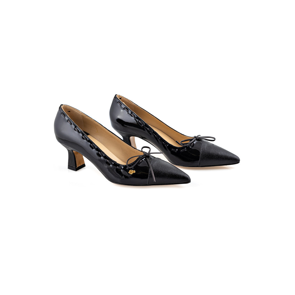 Décolleté in black patent leather and toe in smooth black leather