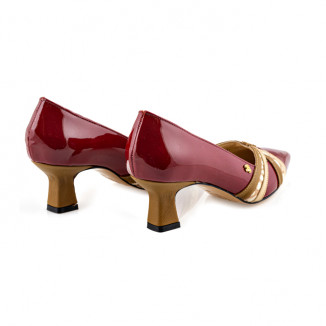 Décolleté in smooth red patent leather