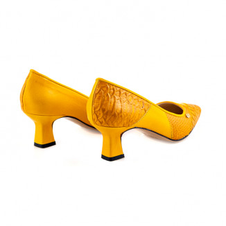 Décolleté in yellow python printed leather and smooth yellow leather