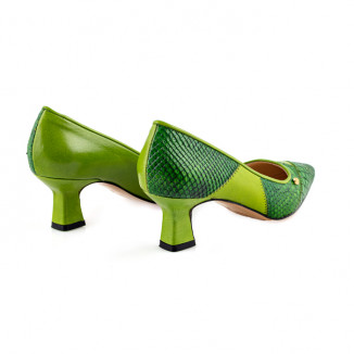 Décolleté in green python-printed leather and smooth green leather