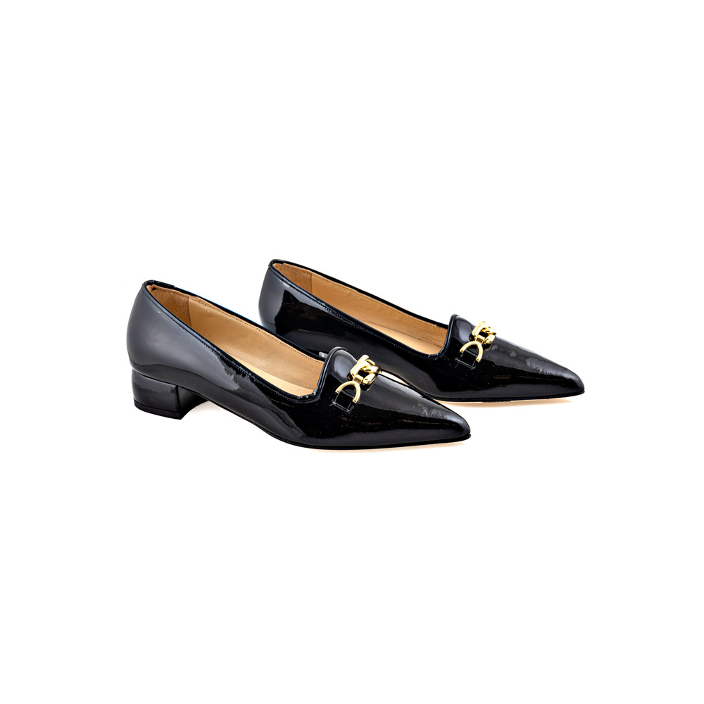 Ballerina flats in smooth black patent leather with inserts and edges