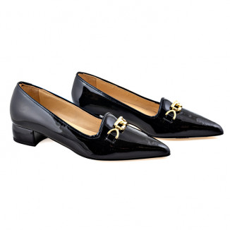 Ballerina flats in smooth black patent leather