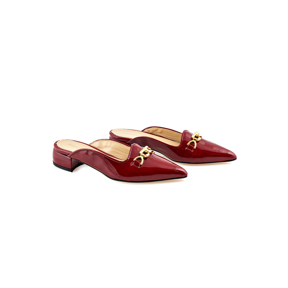 Smooth red patent leather mules with golden application on the front