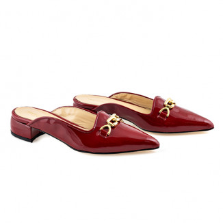 Smooth red patent leather mules with golden application on the front