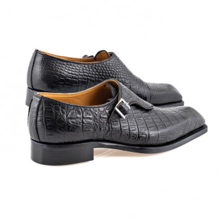 Shoe with single buckle in printed black leather