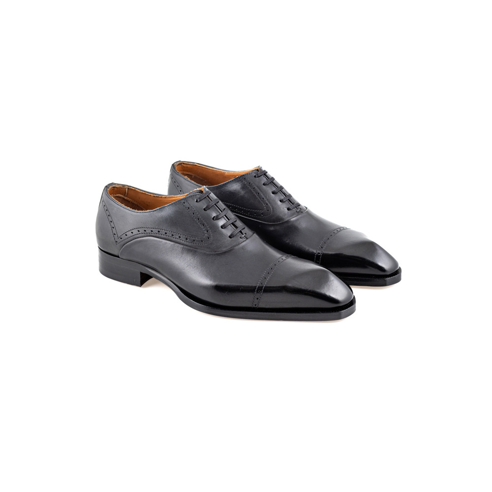 Oxford men's shoe with decorative perforations
