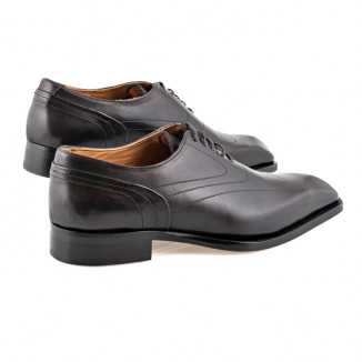 Classic Oxford shoe in dark brown smooth leather.