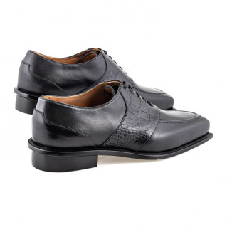 Oxford shoes with square toe in smooth black leather