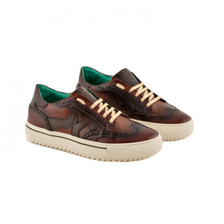 Sneakers in brown leather