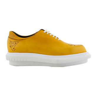 Sneakers in yellow leather