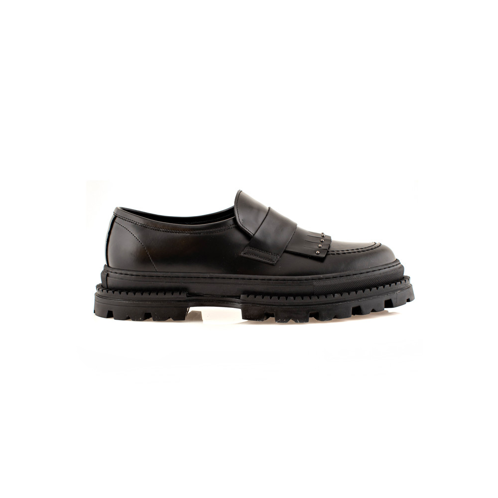 Loafers in black leather with black rubber sole