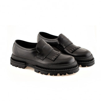 Loafers in black leather with black rubber sole