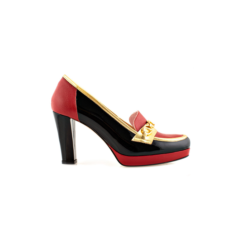 Courts in black/red patent leather